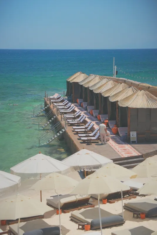 Uma Alaçatı plajı — Şezlong keyfi